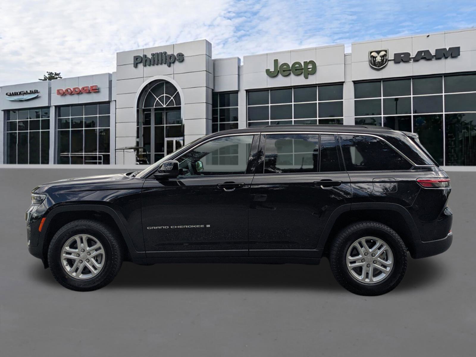 Certified 2025 Jeep Grand Cherokee Laredo w/ Luxury Tech Group I image 6