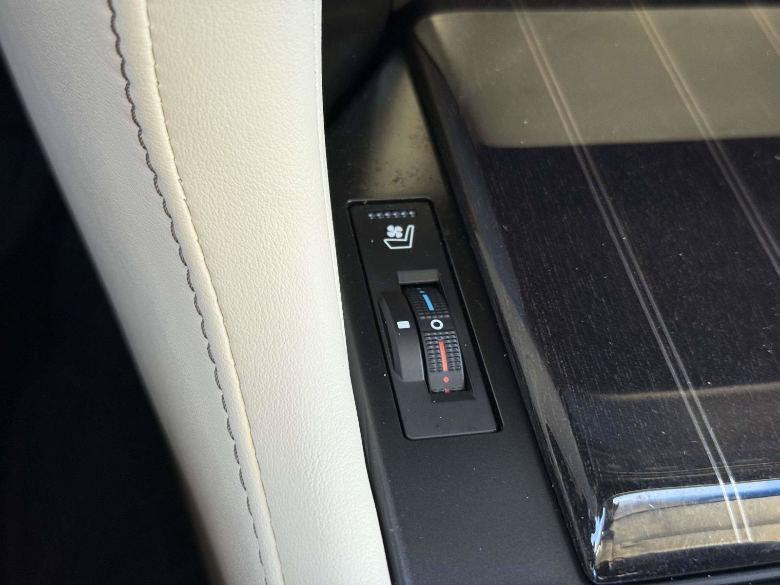 Used 2023 Lexus GX 460 Premium w/ Accessory Package AWD/4WD image 25