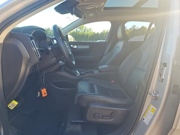 Used 2025 Volvo XC40 B5 Plus image 3