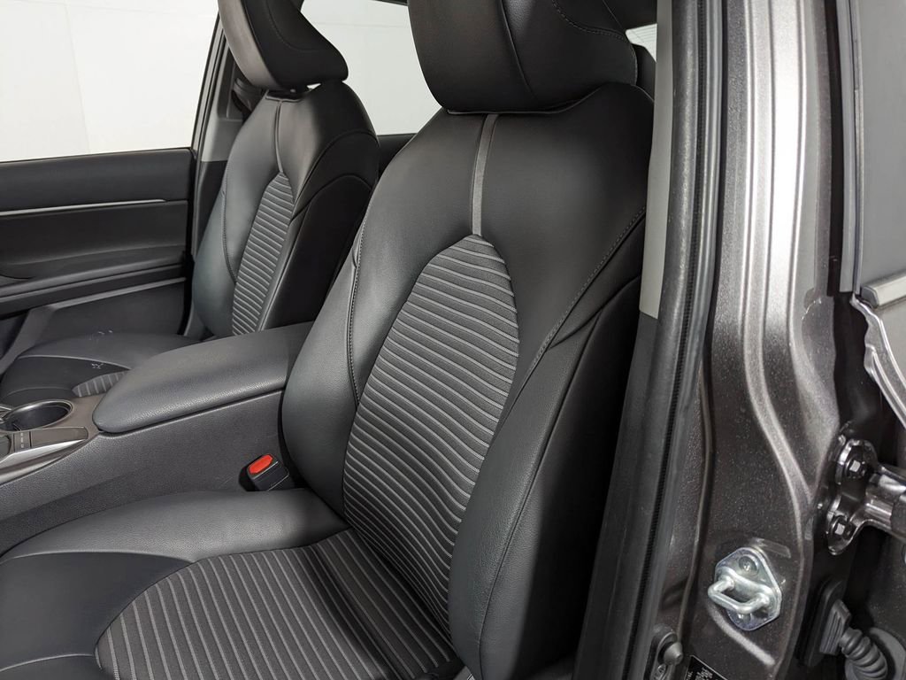 Used 2022 Toyota Camry SE image 14