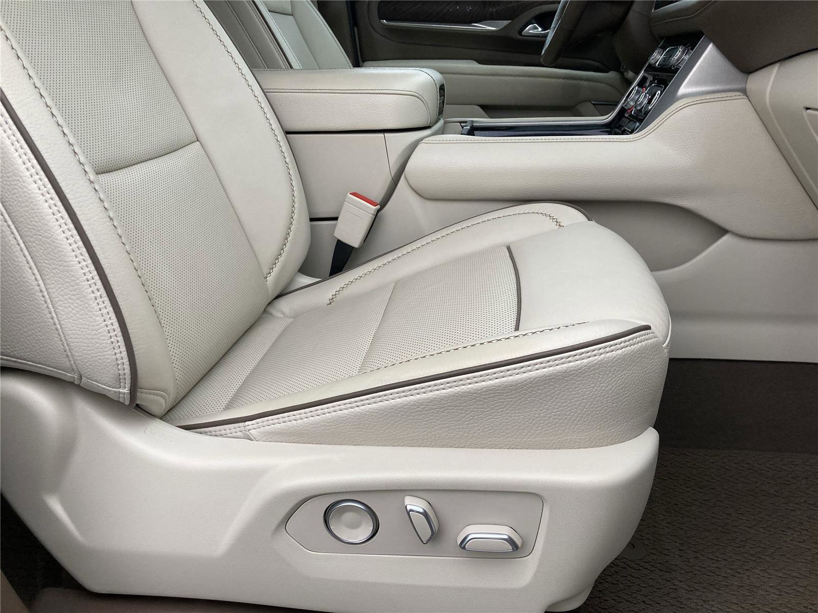 Used 2021 GMC Yukon Denali w/ Denali Premium Package image 28