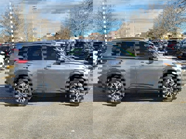 Used 2023 Nissan Rogue SV image 3