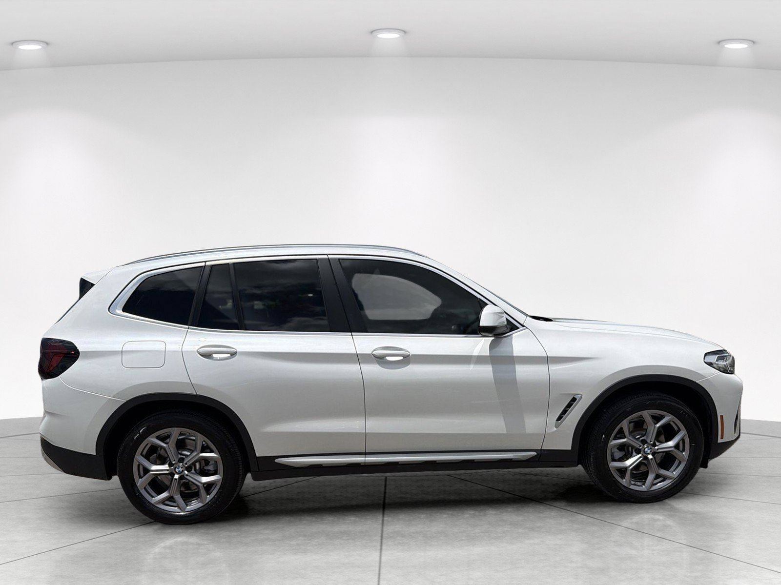 Used 2023 BMW X3 xDrive30i w/ Premium Package AWD/4WD image 3