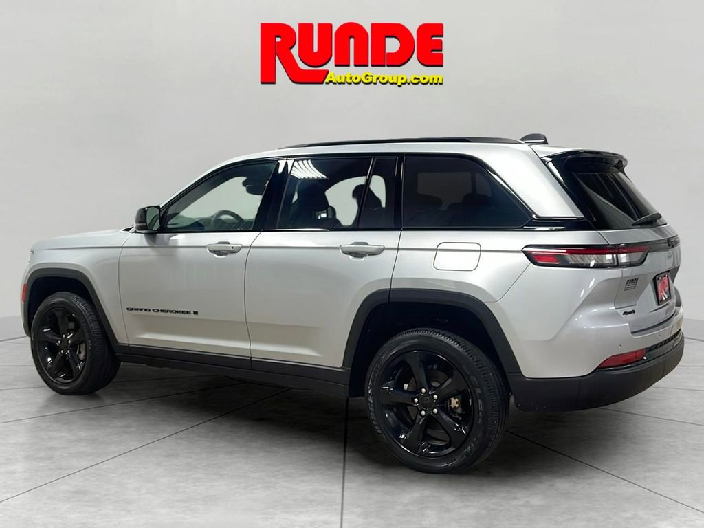 Used 2024 Jeep Grand Cherokee Altitude image 3