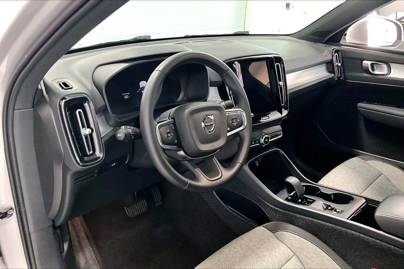 Used 2025 Volvo XC40 B5 Core AWD/4WD image 2