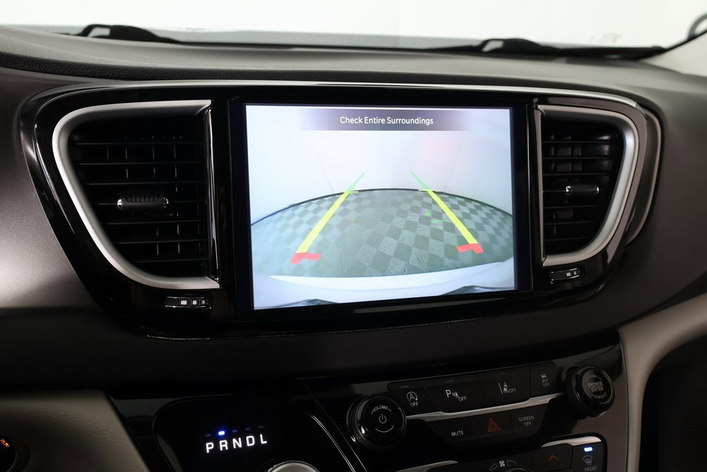 Used 2024 Chrysler Pacifica Touring-L image 6