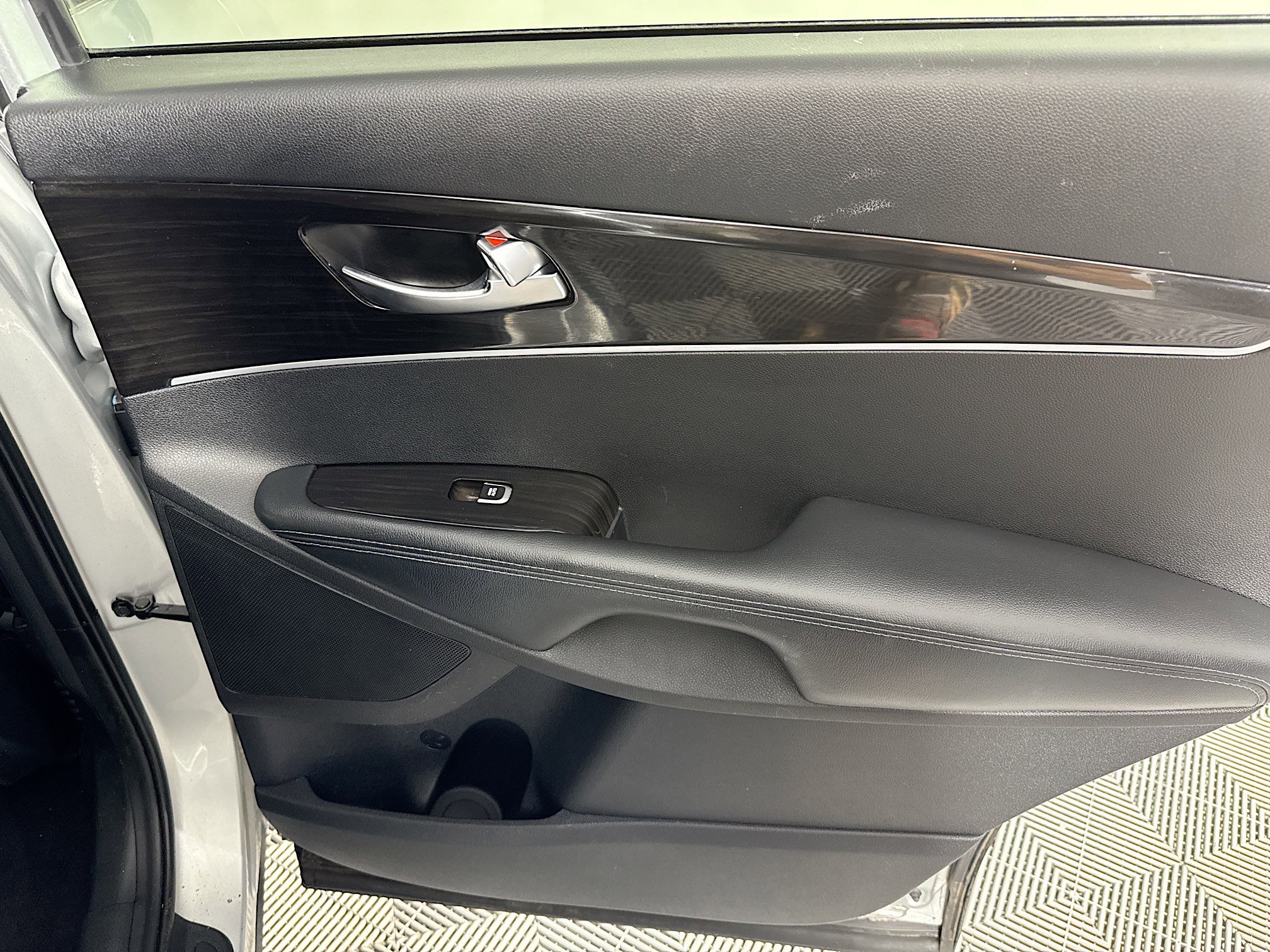 Used 2020 Kia Sorento LX image 24