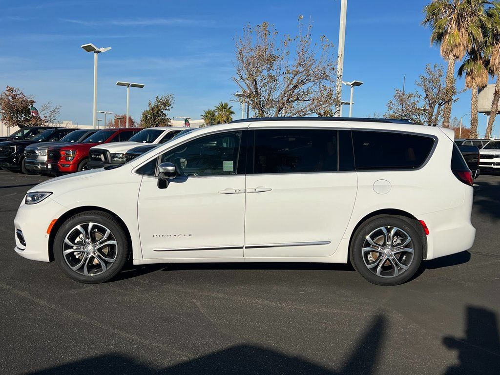 New 2026 Chrysler Pacifica Pinnacle w/ Trailer Tow Group FWD image 3