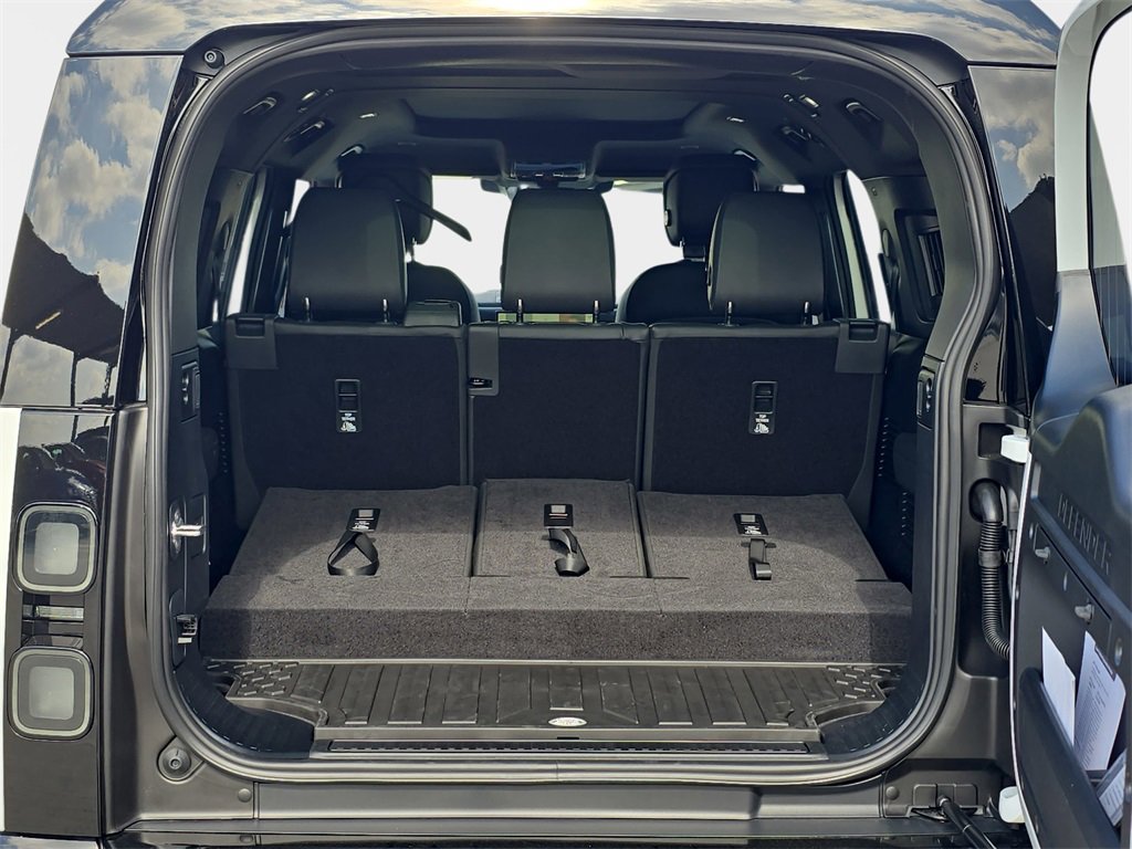 New 2026 Land Rover Defender 130 X-Dynamic SE image 13