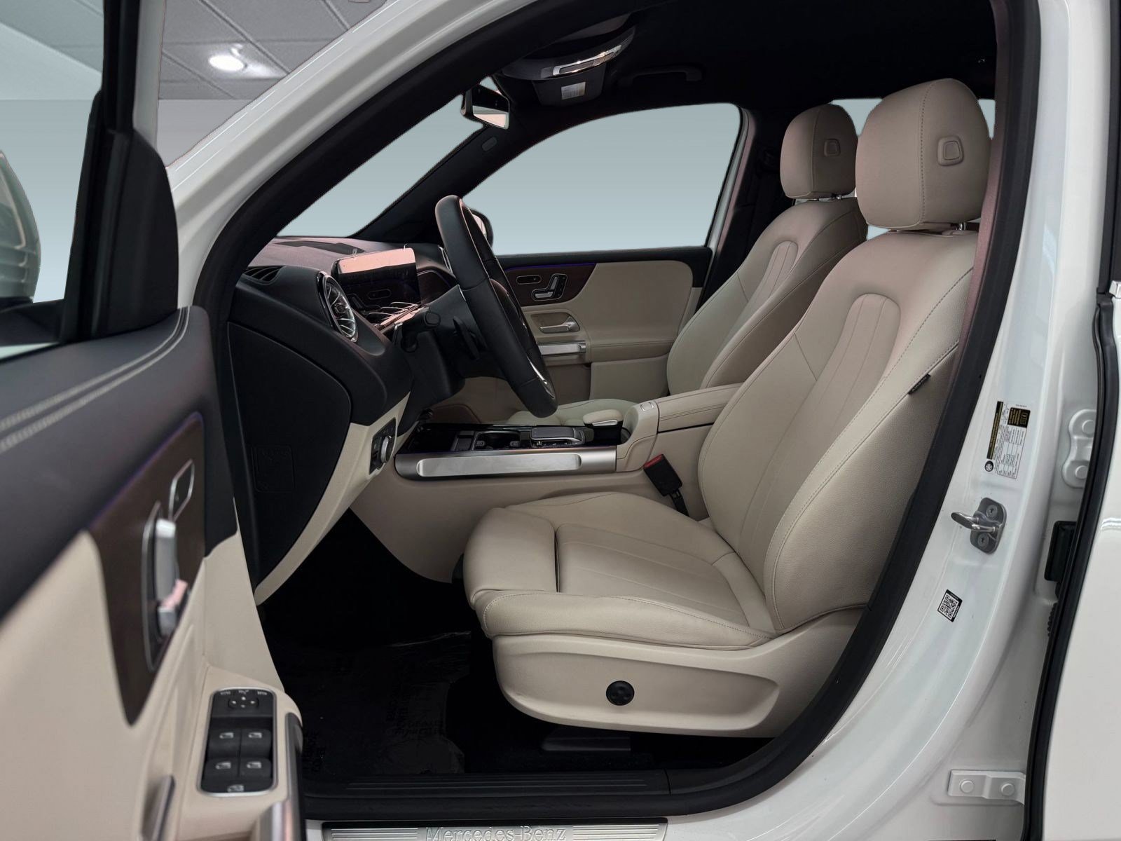 Used 2023 Mercedes-Benz EQB 300 4MATIC image 5