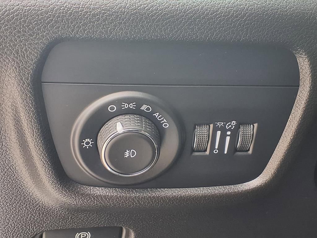 Used 2023 Jeep Grand Cherokee Limited image 10