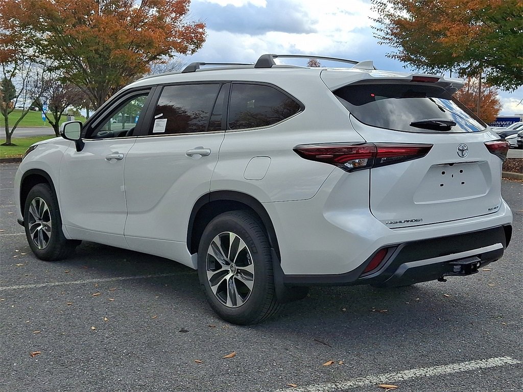 New 2025 Toyota Highlander XLE image 3
