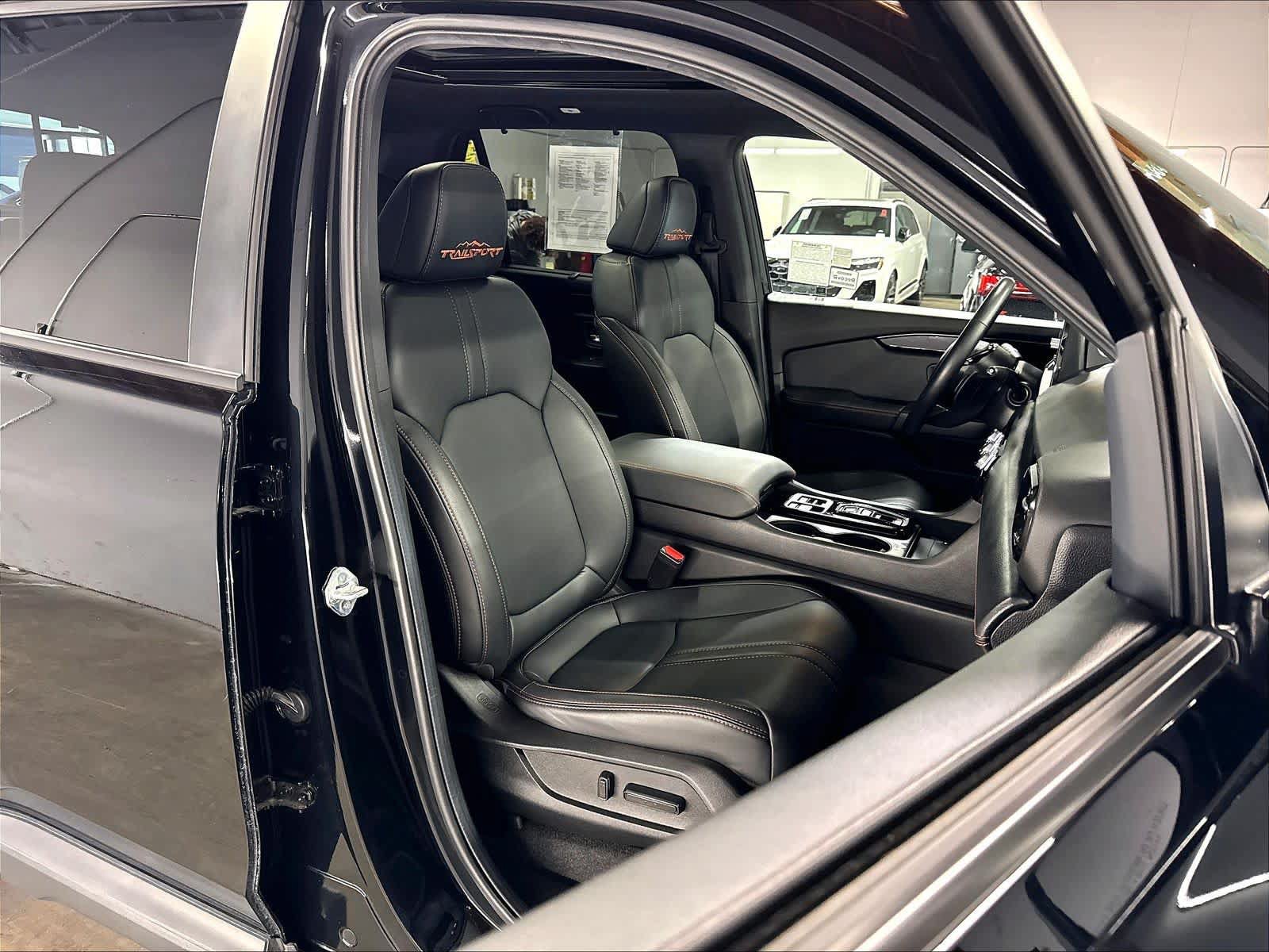 Used 2025 Honda Pilot TrailSport image 10