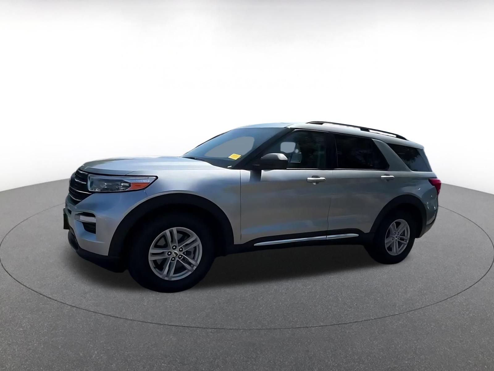 Used 2024 Ford Explorer XLT w/ Equipment Group 202A RWD image 6