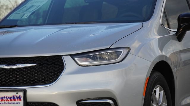 New 2026 Chrysler Pacifica Select image 4