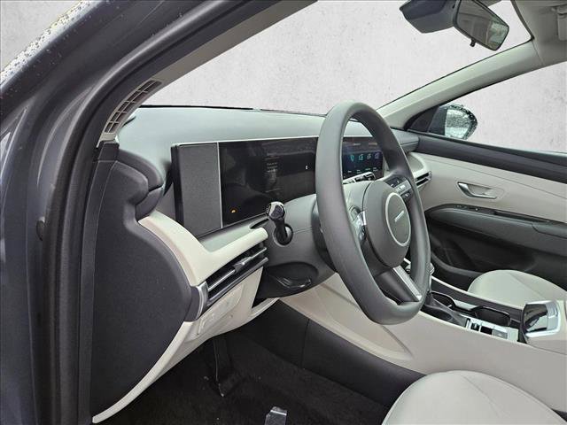 Certified 2025 Hyundai Tucson SE image 3
