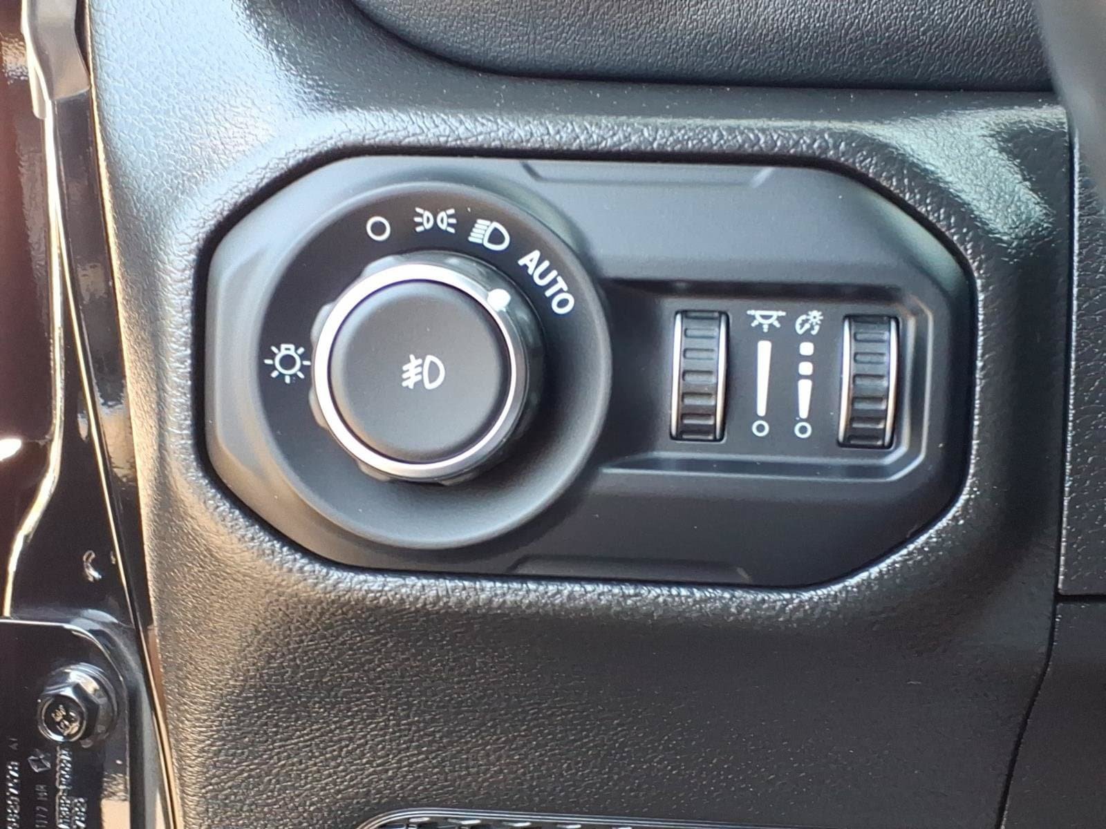 Certified 2022 Jeep Wrangler Unlimited Sahara w/ Cold Weather Group AWD/4WD image 17