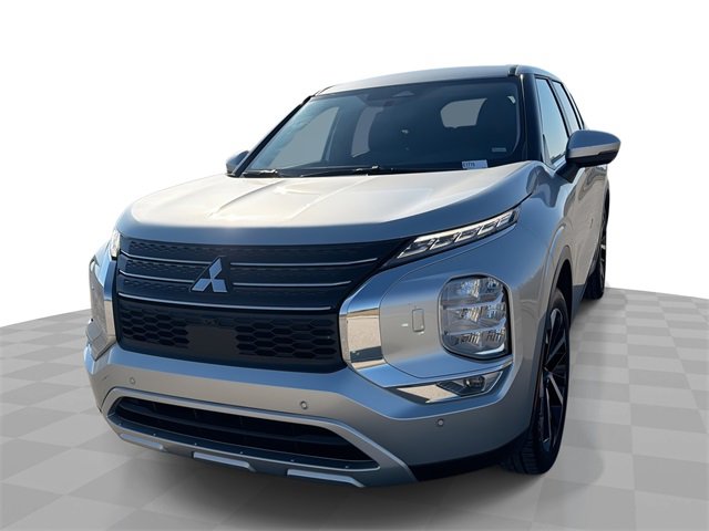 Used 2024 Mitsubishi Outlander SE image 1
