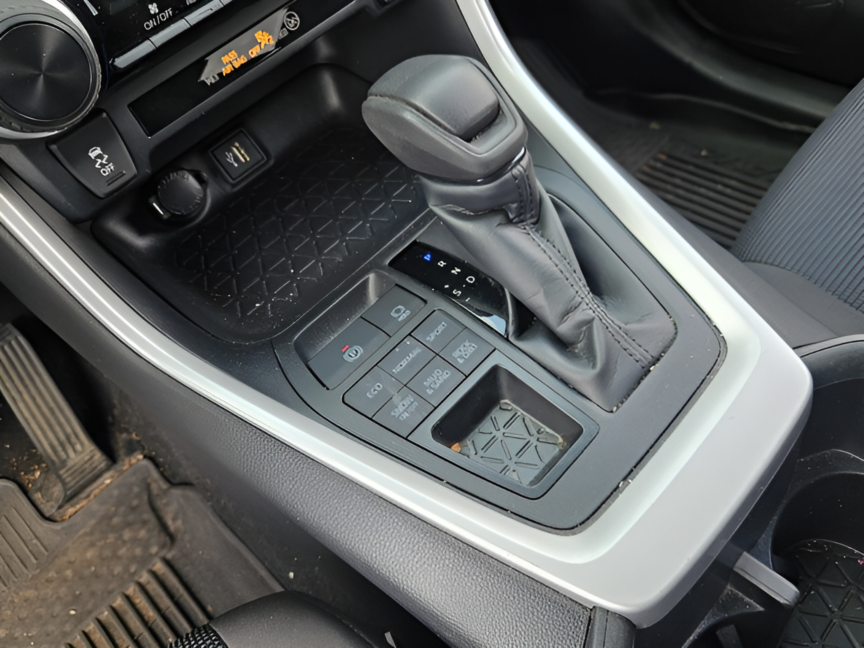 Used 2023 Toyota RAV4 LE AWD/4WD image 16