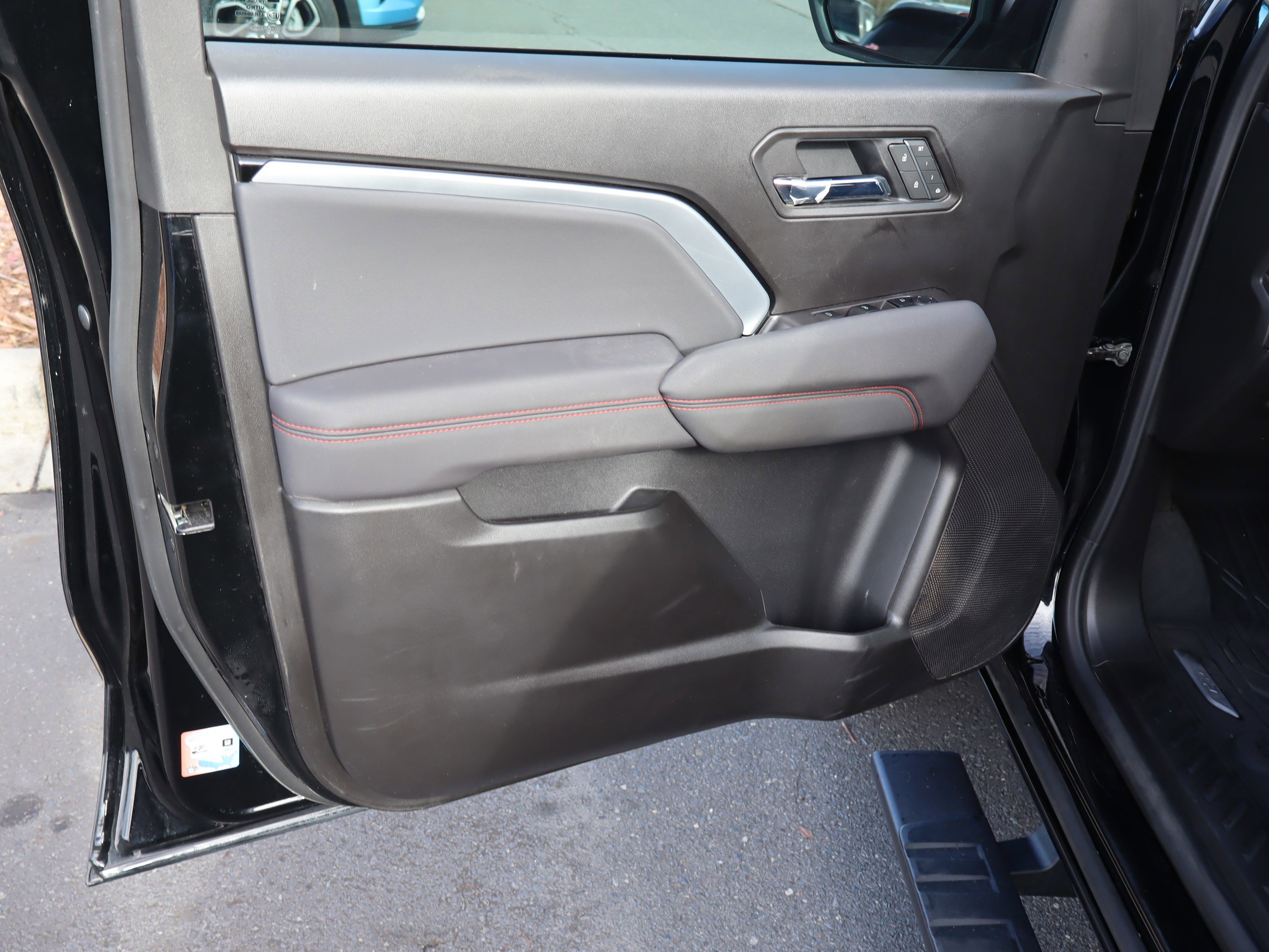 Certified 2025 Chevrolet Colorado Z71 w/ Midnight Edition image 18