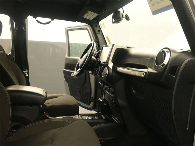 Used 2017 Jeep Wrangler Unlimited Rubicon w/ Connectivity Group image 16