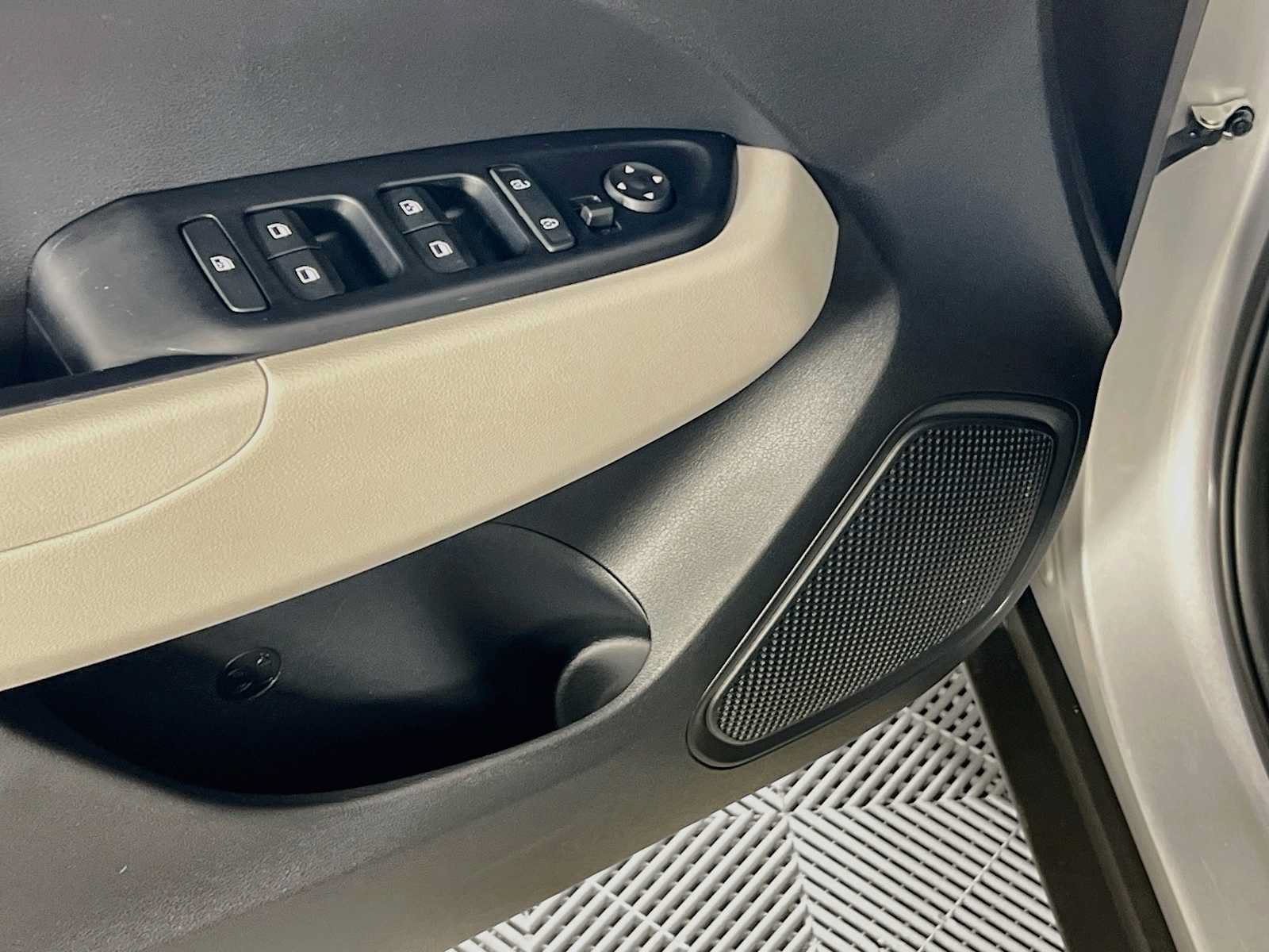 Certified 2025 Hyundai Venue FWD image 19