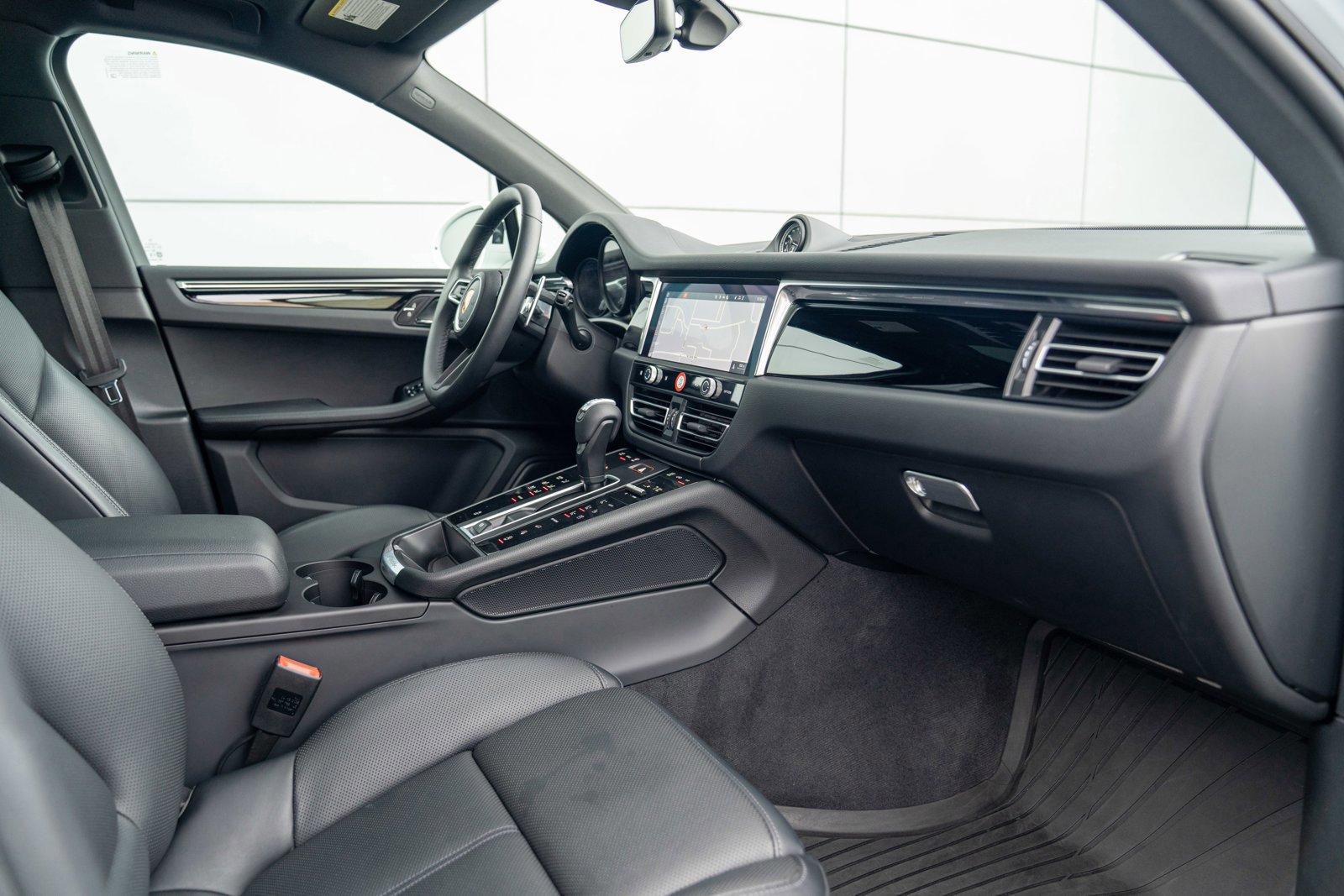 Certified 2025 Porsche Macan image 25