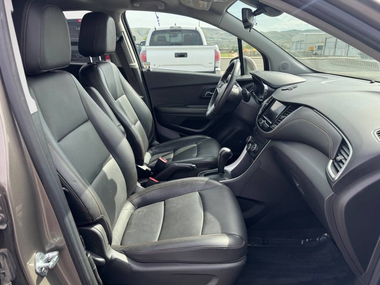 Used 2021 Chevrolet Trax LT w/ Premium Seat Package AWD/4WD image 7