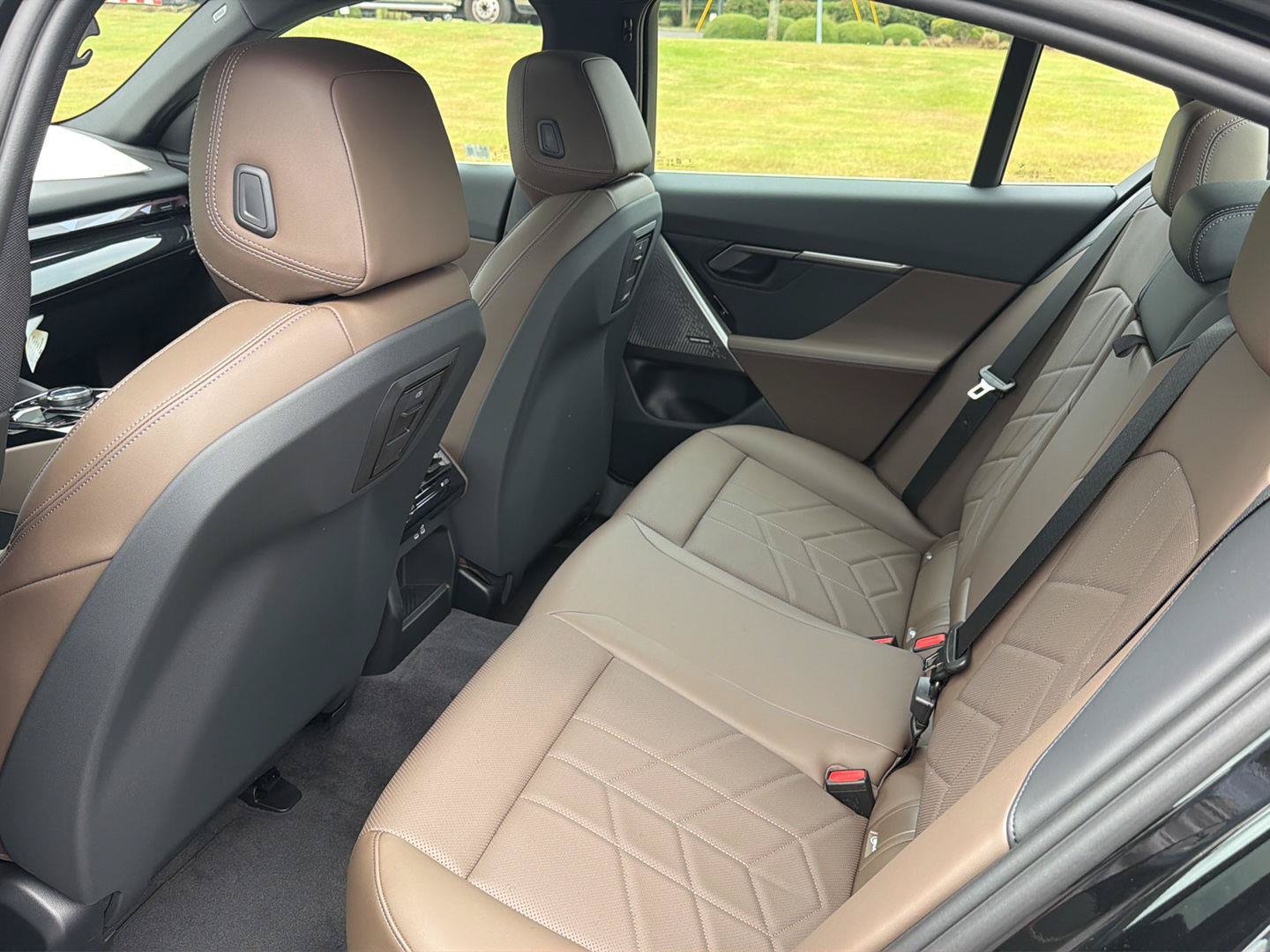 New 2027 BMW i5 eDrive40 w/ Premium Package RWD image 11