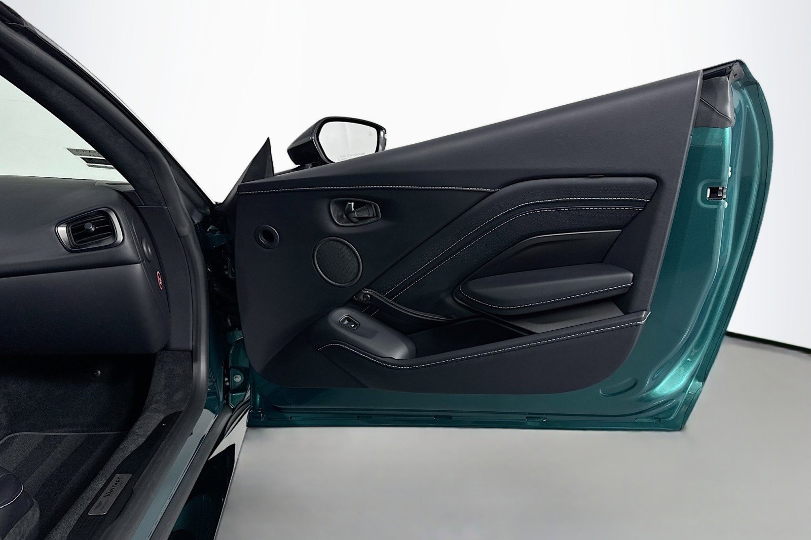 Used 2023 Aston Martin V8 Vantage Roadster image 24