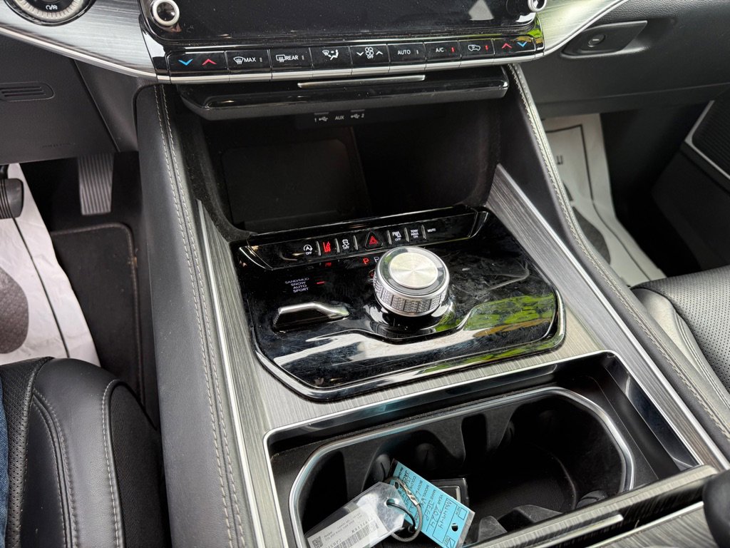 Used 2024 Jeep Wagoneer L Series II w/ Flexible Seating Group image 19