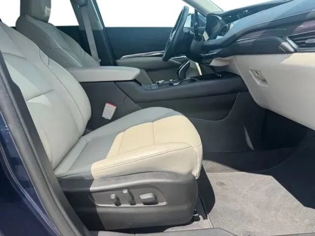 Used 2022 Cadillac XT4 Luxury w/ Cold Weather Package FWD image 13