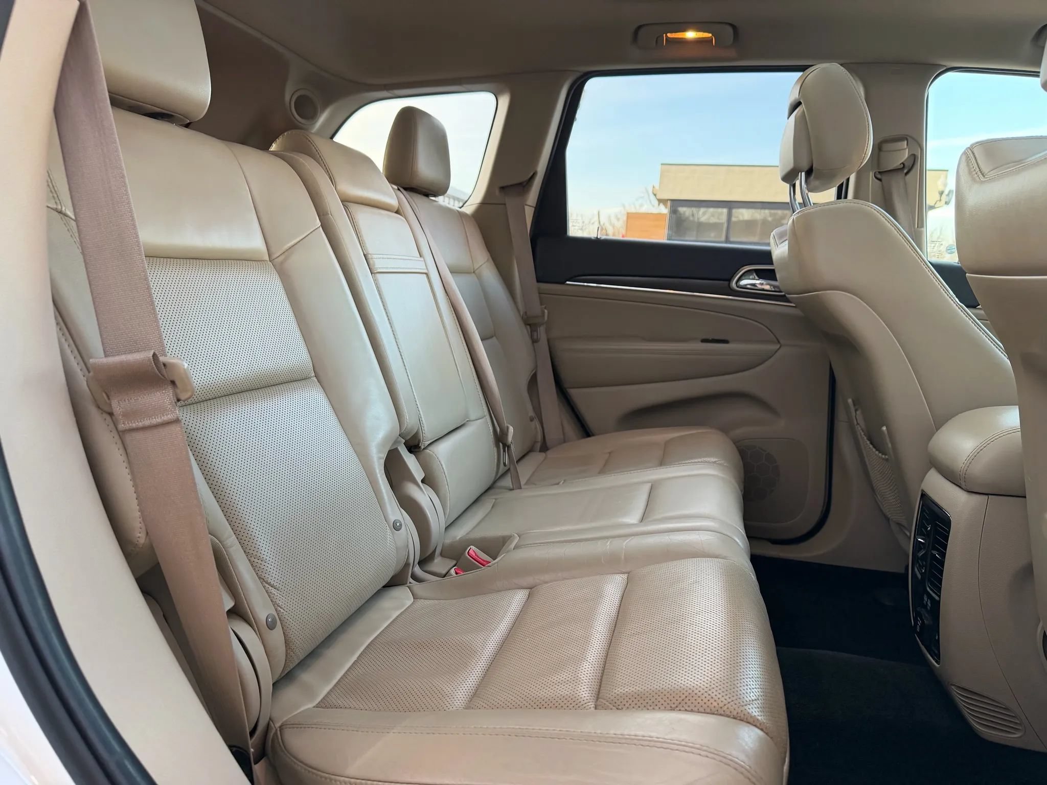Used 2015 Jeep Grand Cherokee Limited w/ Luxury Group II AWD/4WD image 14