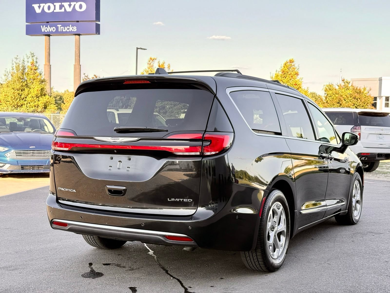 Used 2022 Chrysler Pacifica Limited FWD image 9