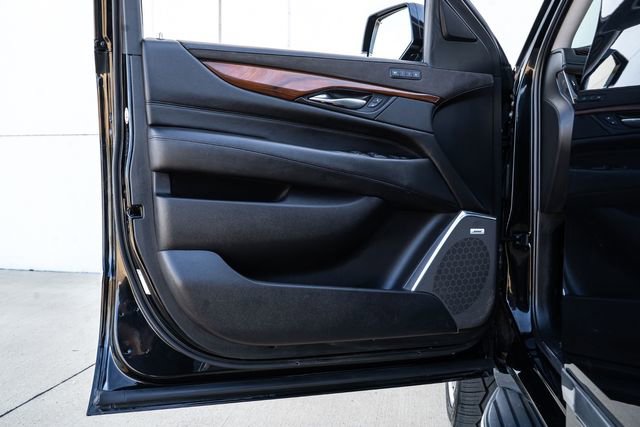 Used 2018 Cadillac Escalade Luxury AWD/4WD image 13