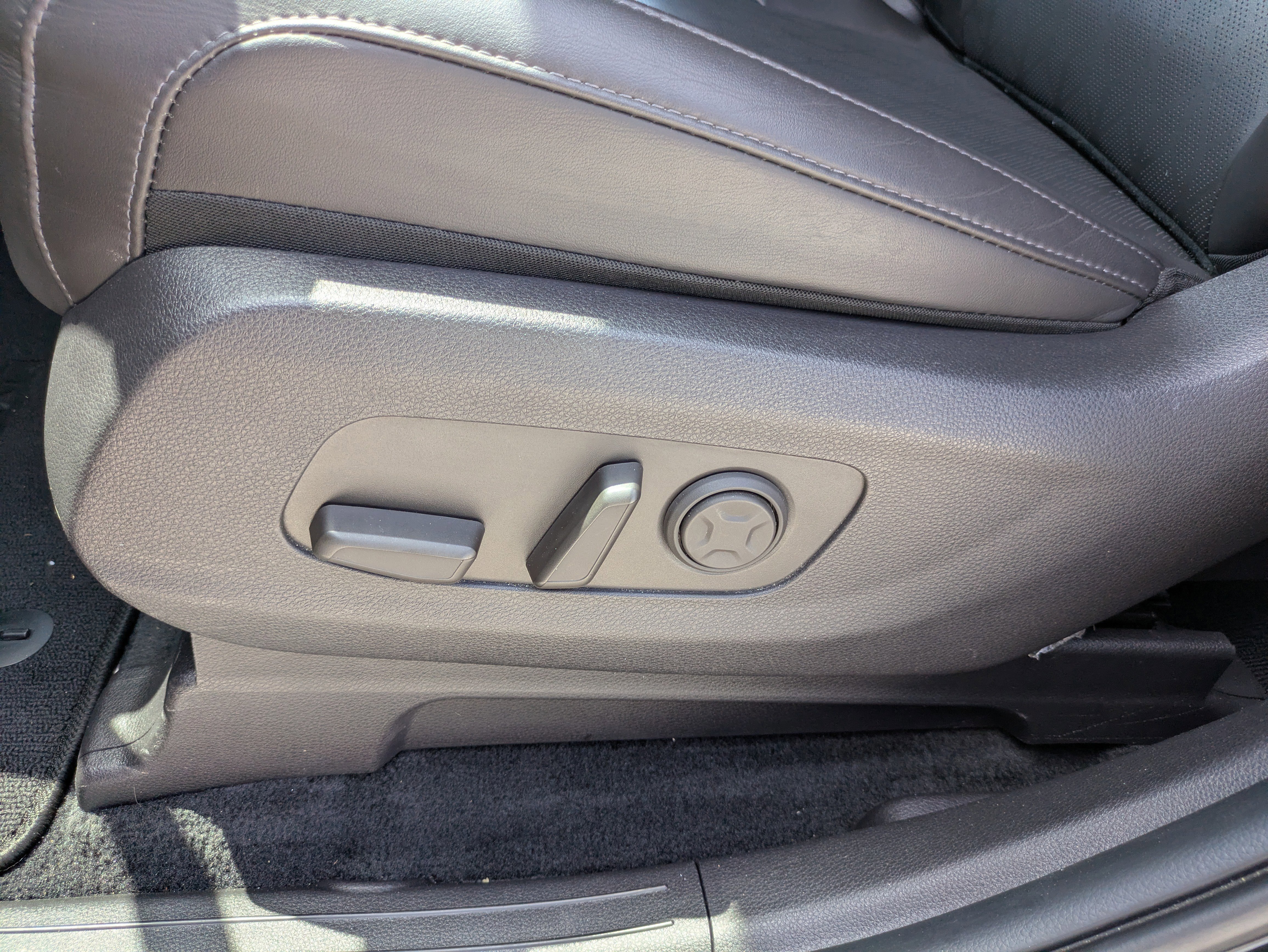 Used 2025 Kia Carnival FWD image 11