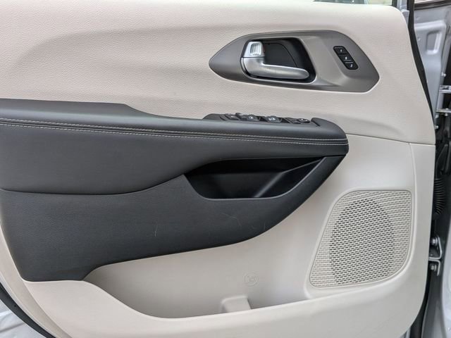 Used 2024 Chrysler Pacifica Touring-L FWD image 14