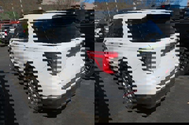 Certified 2021 Ford Explorer XLT w/ Equipment Group 202A image 3