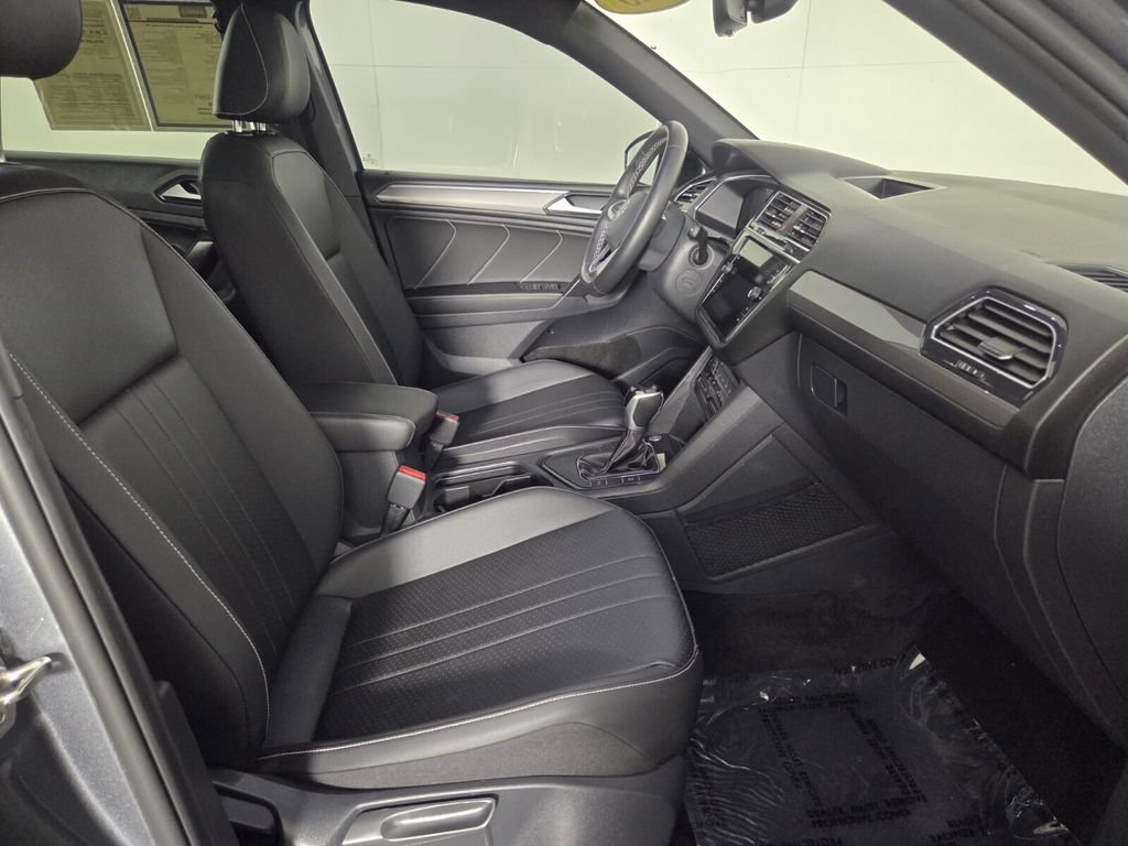 Used 2023 Volkswagen Tiguan SE R-Line FWD image 32