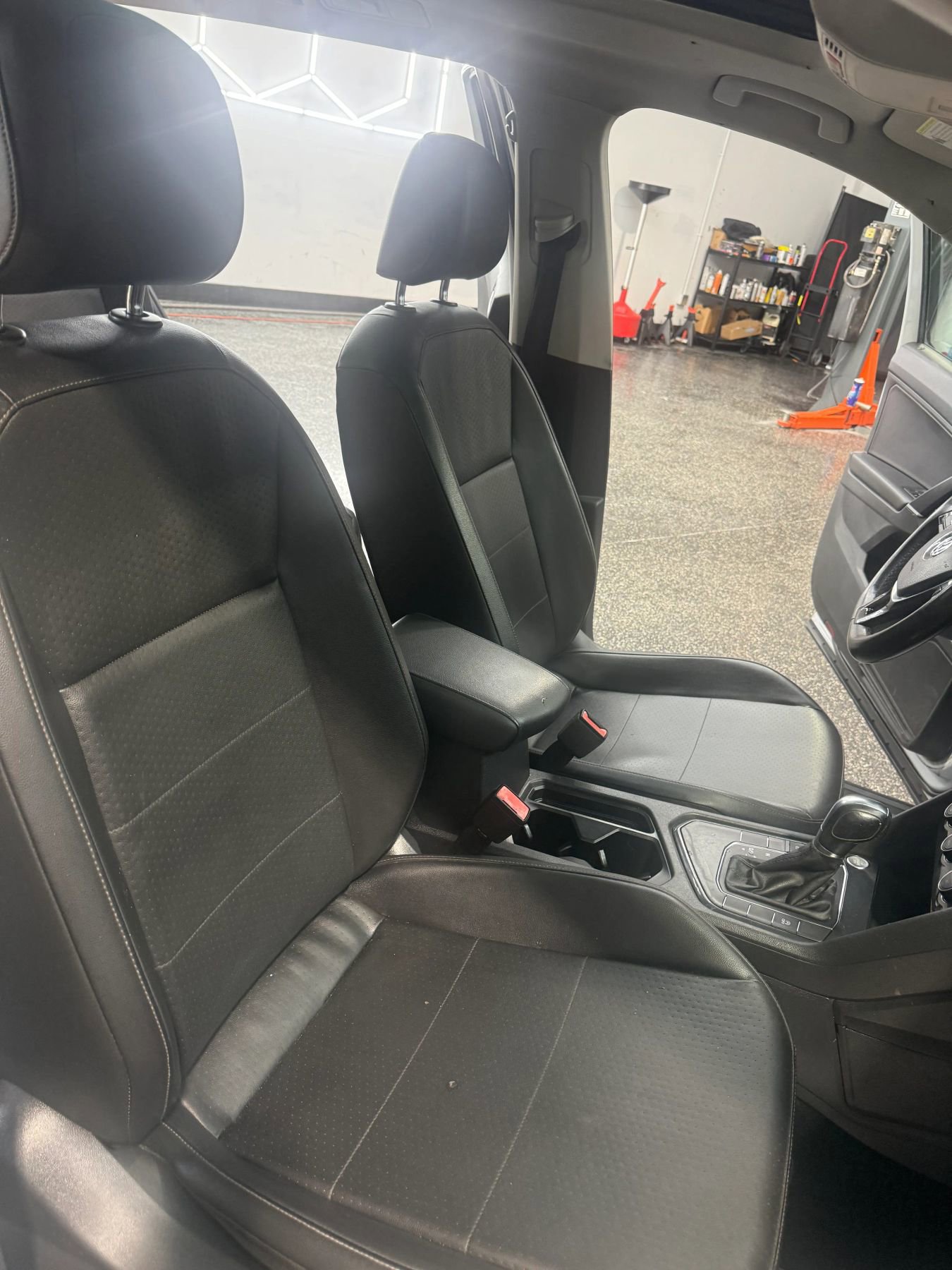 Used 2018 Volkswagen Tiguan SE w/ Panoramic Sunroof Package FWD image 23