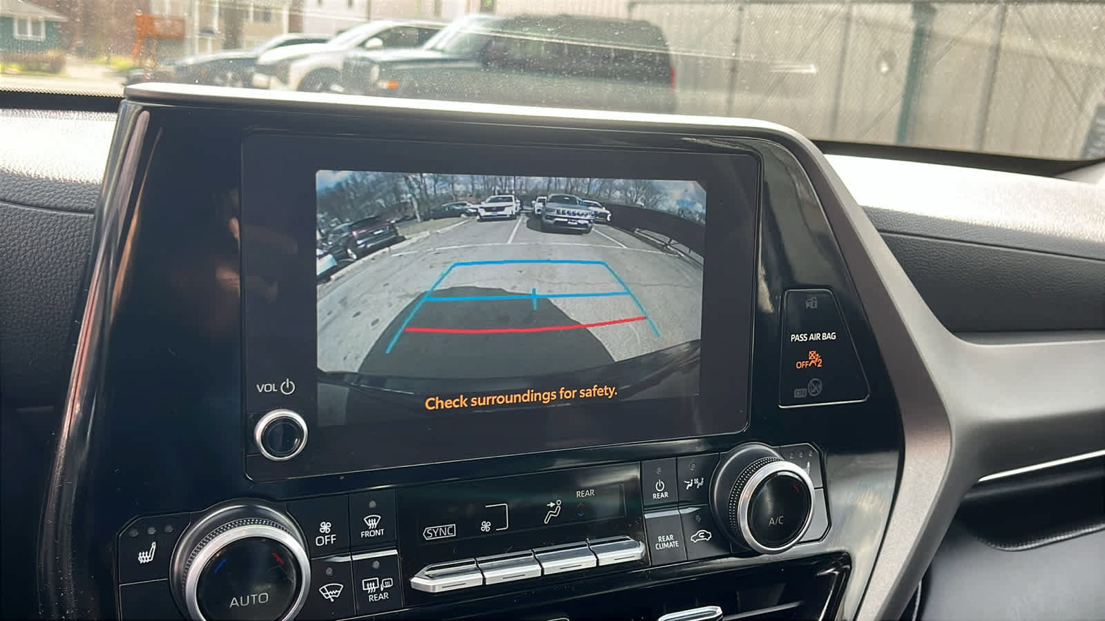 Used 2023 Toyota Highlander XLE AWD/4WD image 17