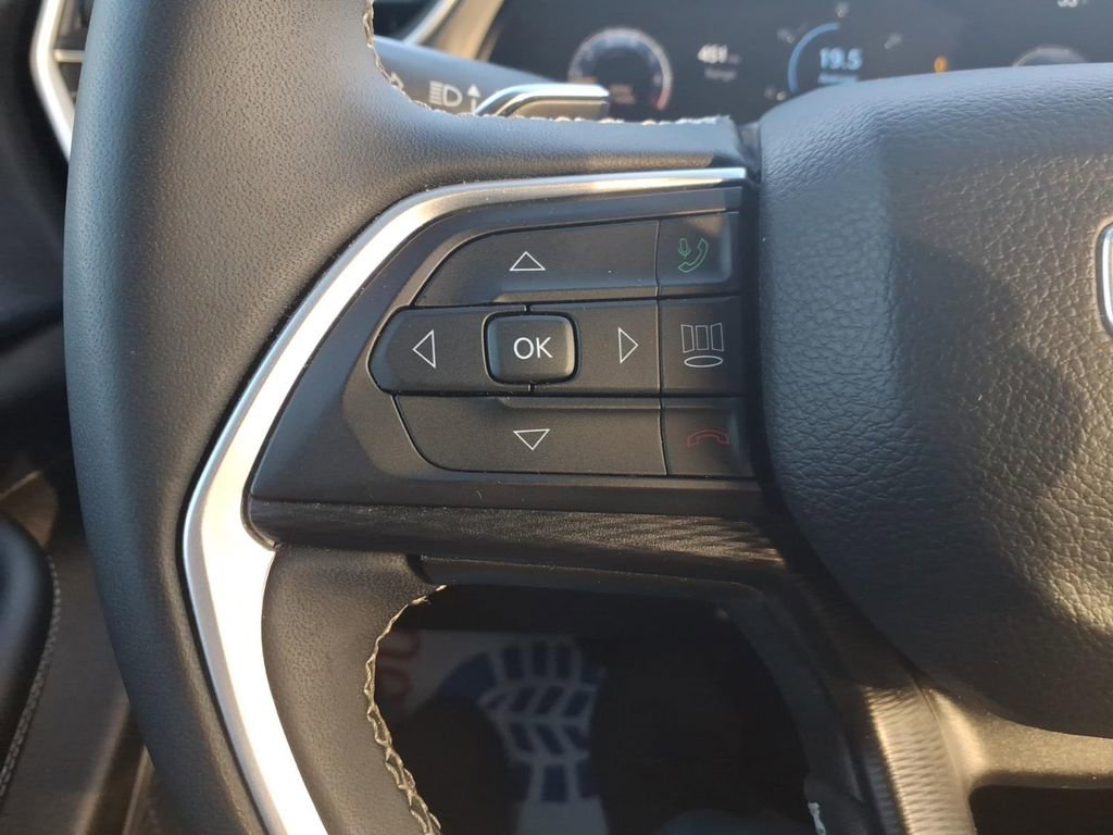 Used 2023 Jeep Grand Cherokee L Laredo image 18