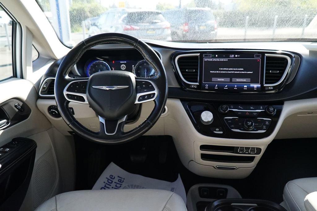 Used 2021 Chrysler Pacifica Touring-L FWD image 10