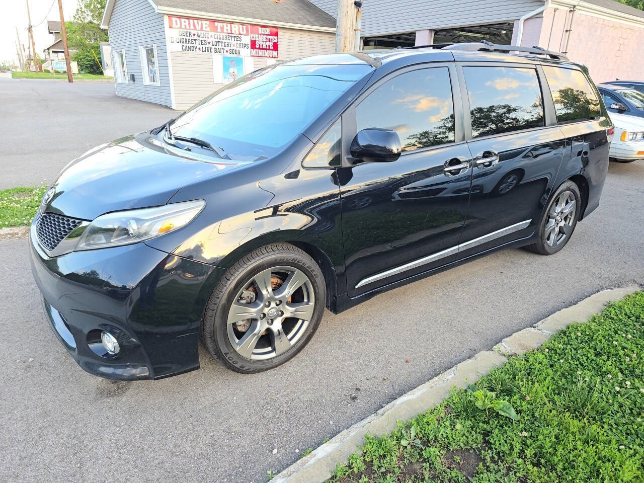 Used 2017 Toyota Sienna SE Premium FWD image 2