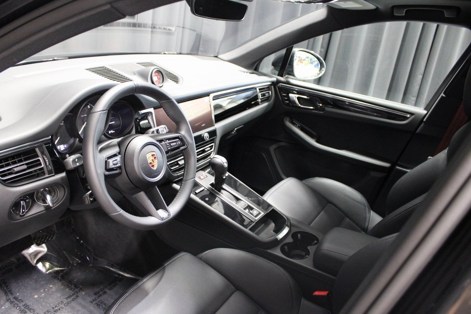 Certified 2025 Porsche Macan AWD/4WD image 4