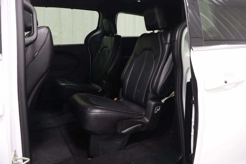 Used 2025 Chrysler Pacifica Select image 12