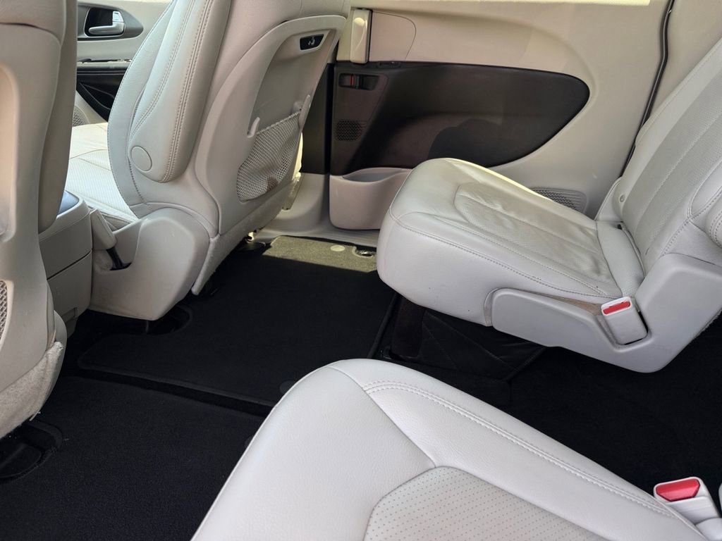 Used 2021 Chrysler Pacifica Touring-L FWD image 16