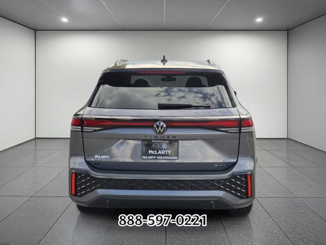 Used 2025 Volkswagen Tiguan SE R-Line AWD/4WD image 4