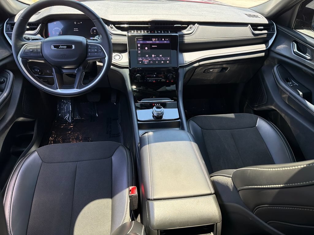 Used 2025 Jeep Grand Cherokee Altitude RWD image 14