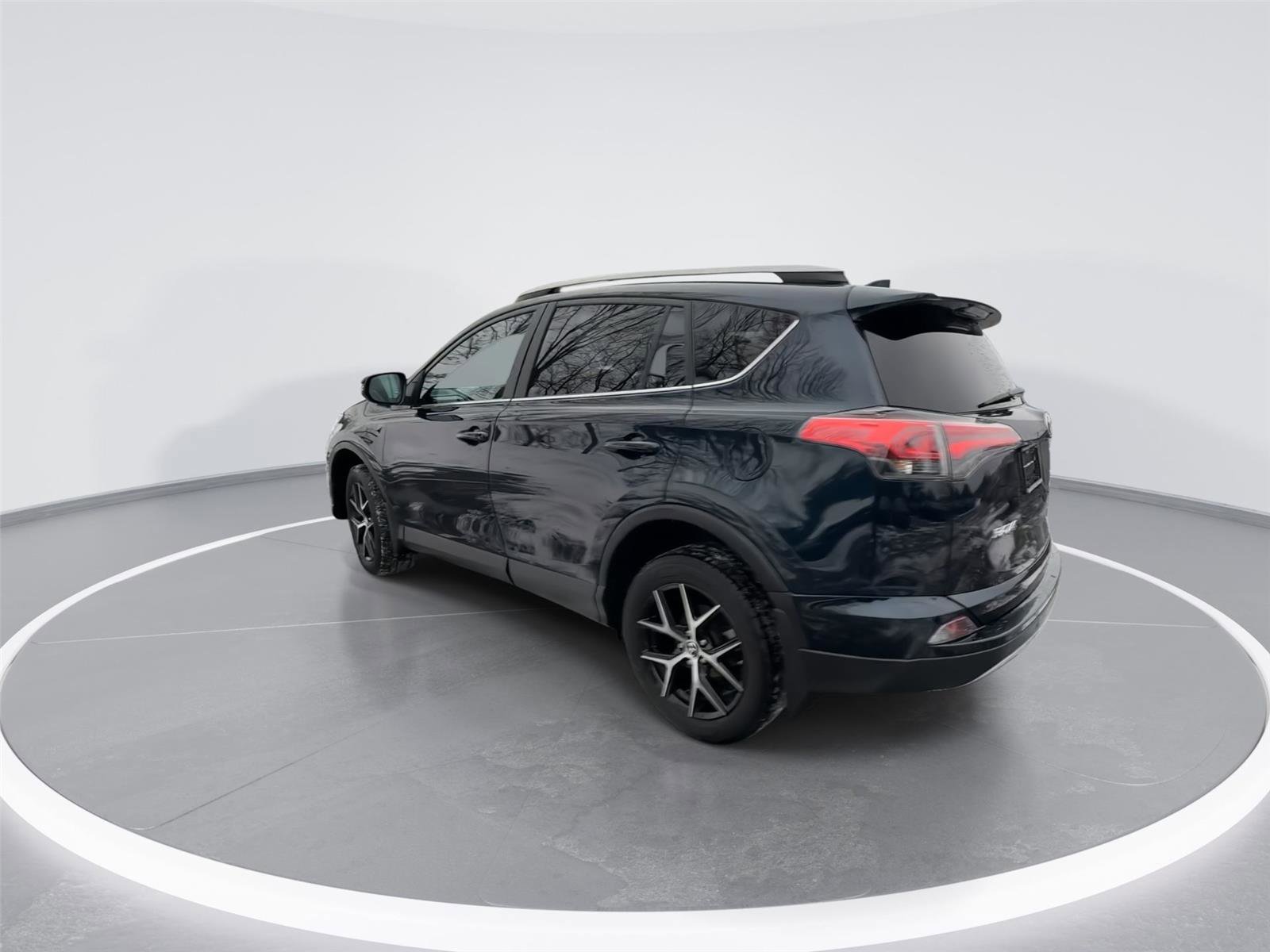 Used 2018 Toyota RAV4 SE w/ Advanced Technology Package image 6